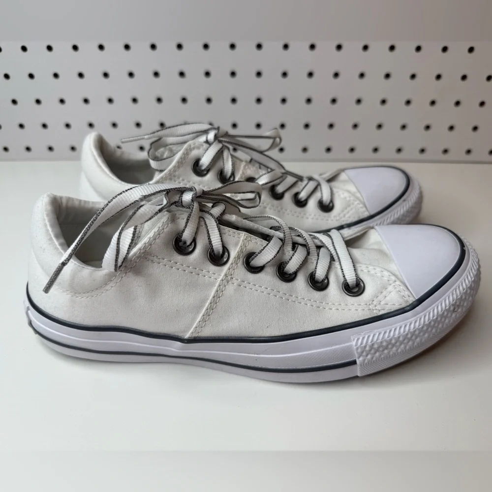 Converse Chuck Taylor All Star Low-Top Canvas Sneaker Women's 7 White & Black